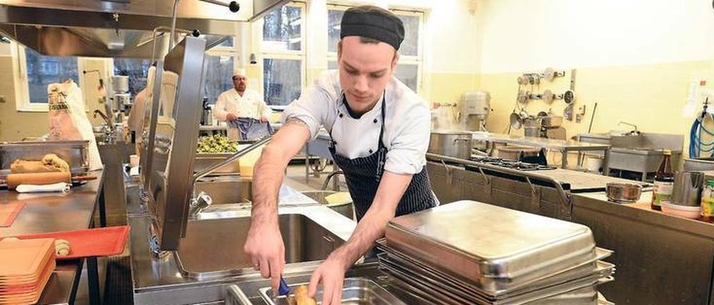 Selbst ist der Koch. Während in vielen Krankenhäusern nur aufgewärmt wird, bereitet Küchenchef Patrick Wodni, 28, in der Klinik Havelhöhe mit seinem Team alles ohne Convenience zu. 