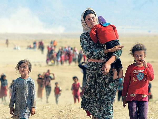 Durch die Wüste. Jesidinnen und ihre Kindern im syrisch-türkischen Grenzgebiet.