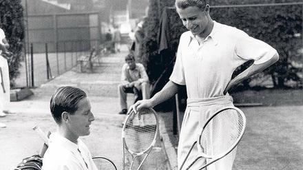Freunde überall. Gottfried von Cramm (auf der Bank mit H.W. Austin in Wimbledon.