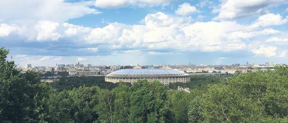 Blick aufs Fußballstadion in Moskau vom Gorki-Park aus.