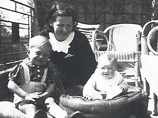 Gehässige Worte. Françoise (rechts) mit ihrer Mutter und ihrem Bruder J. C., 1942.
