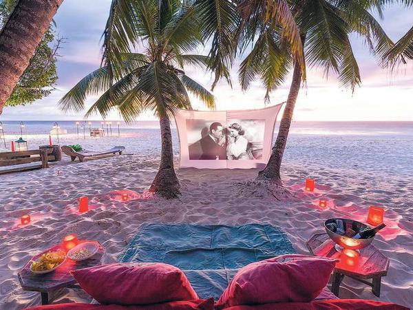Frisch Vermählte können am Abend bei Kerzenschein im Sand liegen und Liebesfilme unter Palmen schauen. 