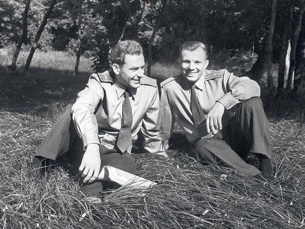 Im Wald. Die Kosmonauten Juri Gagarin und German Titow bei einer Pause in der Gegend des späteren Sternenstädtchens. 