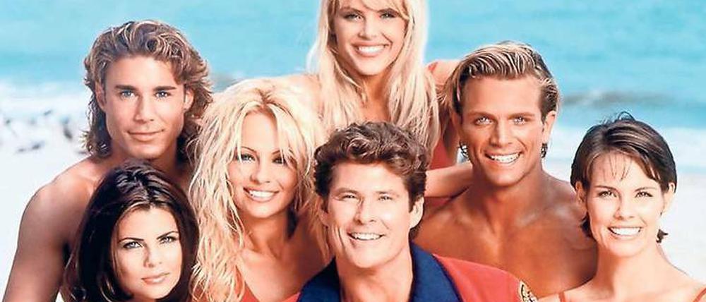 D-Cup-Fernsehen. Pamela Anderson (mittlere Reihe, links, blond) trat ab der dritten Staffel mit immer neuen Oberweiten auf.