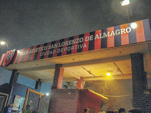 Zu lange halten sie sich jedoch nicht vor den Toren der Arena auf, sie liegt in einer gefährlichen Ecke von Buenos Aires. 