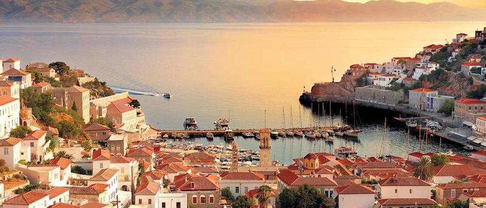 Hang zum Kitsch. Von den Hügeln oberhalb des Hafens kann man den Sonnenuntergang über dem Saronischen Meer betrachten.