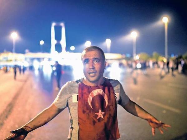 Noch während des Aufstandes beschwört Erdogan die Türken, gegen die Putschisten zu demonstrieren. 