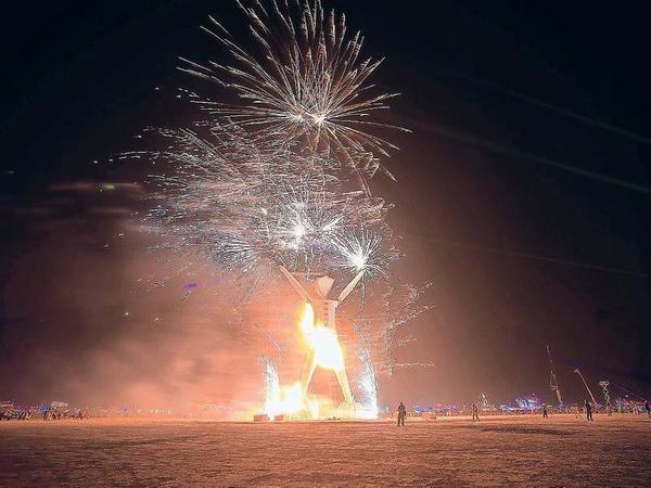 Das Foto wurde bei Burning Man Festivals aufgenommen und stammen aus dem Bildband „Dust to Dawn“ von Philip Volkers (Kehrer Verlag). 
