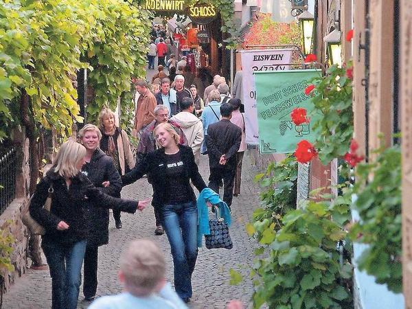 Rein in den Trubel. Durch die mittelalterlichen Gassen in Rüdesheim schlendern jährlich eine Million Tagesbesucher.