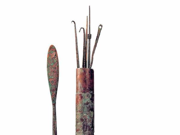 Feines Besteck. In zylindrischen Behältern bewahrten römische Ärzte ihre Instrumente auf. Diese Dose wurde in Pompeji gefunden.