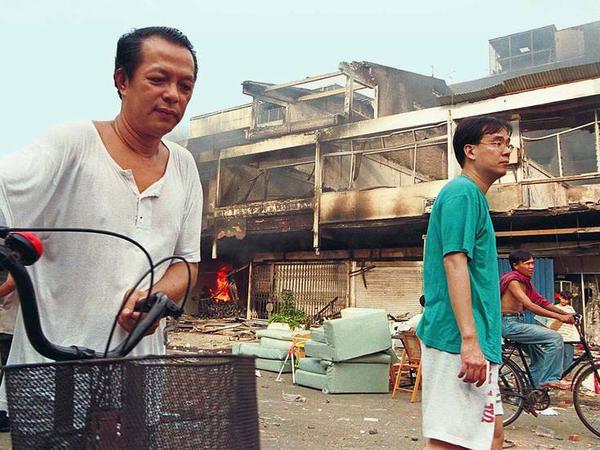Zerstörung. Chinesische Bewohner von Jakarta begutachten die Schäden, die der Mob in ihrem Viertel angerichtet hat. 
