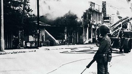Ausnahmezustand. Ein malaysischer Soldat steht am 17. Mai 1969 im chinesischen Viertel von Kuala Lumpur Wache.