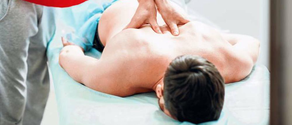 Bitte etwas kräftiger. Männer mögen es angeblich lieber, wenn die Massage etwas schmerzt. 