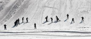 Der Skilehrer macht’s vor: So ein Schneepflug talwärts ist gar nicht schwer. In der nächsten Saison ist dann der Parallelschwung dran.