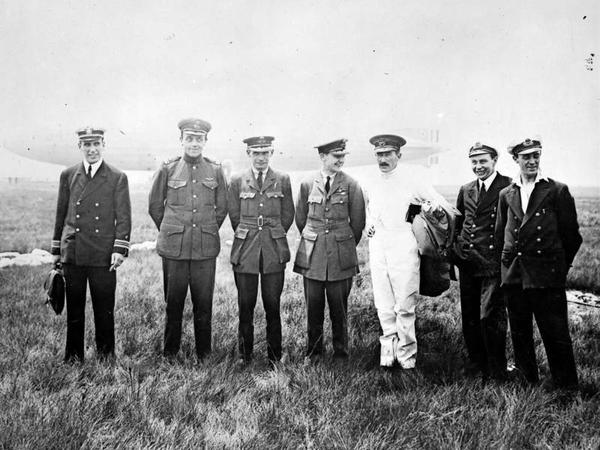 Überflieger. Ein Teil der 30 Mann starken Besatzung nach der Landung in den USA. Mittendrin: John Pritchard und Edward Maitland (in weiß).