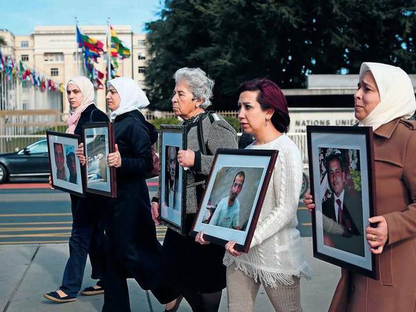 Erinnert. Fadwa Mahmoud, Mitte, demonstriert mit anderen Frauen in ganz Europa, um auf das Schicksal der Verschwundenen hinzuweisen. 