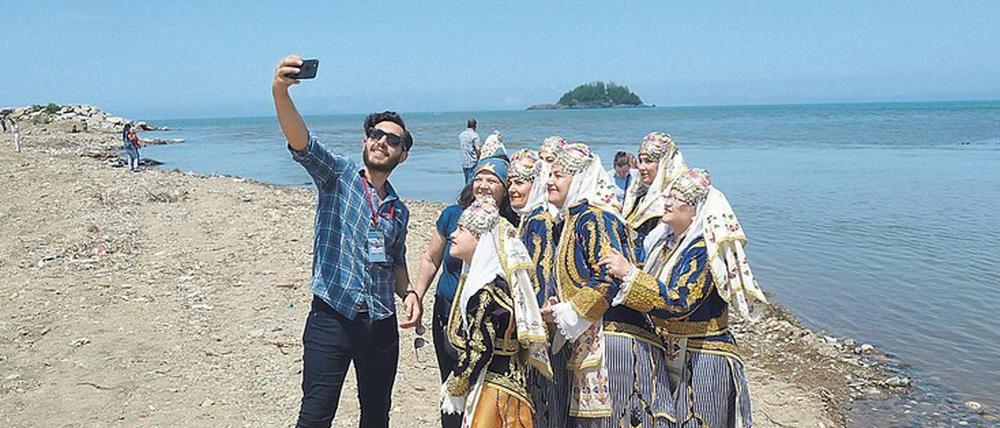 Im türkischen Giresun posieren Touristen vor der Insel der Amazonen.