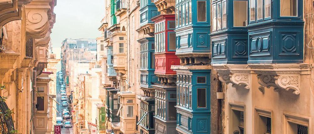 Die bunten Balkone gehören zu den Wahrzeichen von Valletta, der Hauptstadt von Malta.
