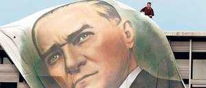 Übervater mit Krawatte. Ein Atatürk-Plakat am Taksim-Platz in Istanbul.