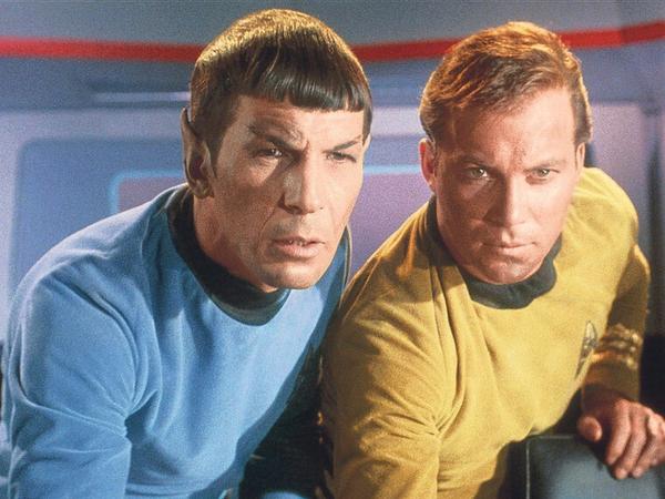 Unendliche Weiten. Der Vulkanier Mr. Spock und Captain Kirk auf dem Raumschiff Enterprise.