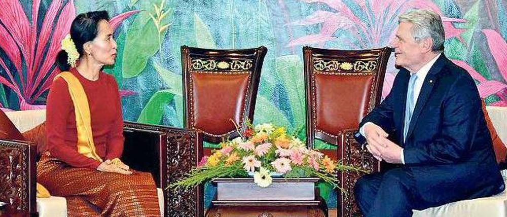 Förmlich. Auf Joachim Gaucks Programm in Myanmar stand auch ein Treffen mit der Friedensnobelpreisträgerin und Oppositionsführerin Aung San Suu Kyi. 