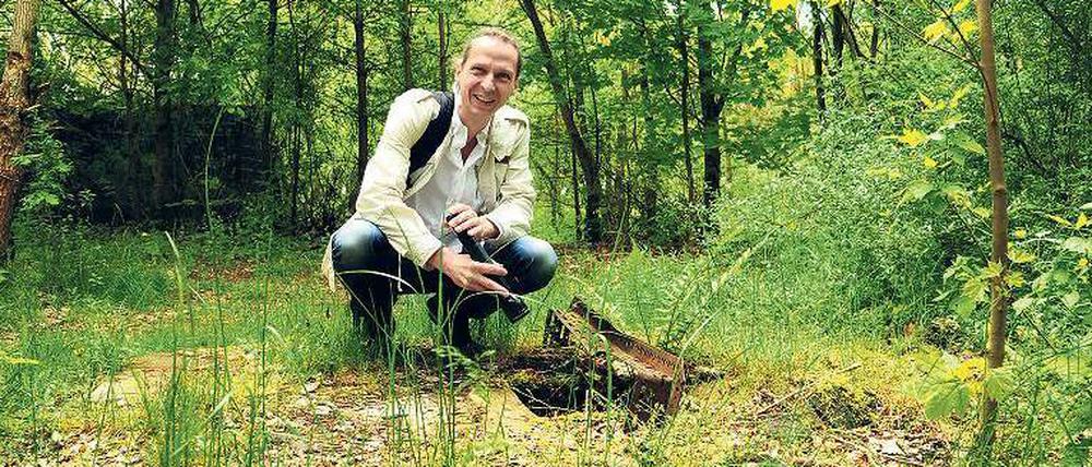 Biologe Carsten Kallasch sucht in einem Bunkerloch bei Erkner nach Spuren von Fledermäusen.