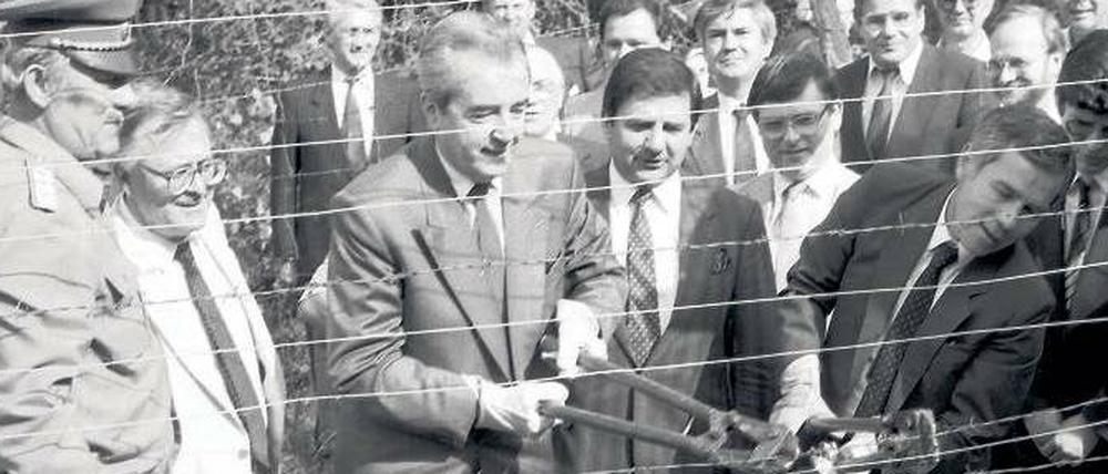 Am 27. Juni 1989 zertrennten der Ungar Gyula Horn (rechts) und der Österreicher Alois Mock den Grenzzaun.