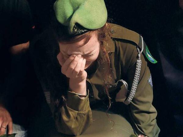 Eine israelische Soldatin betrauert den Tod eines Kameraden.