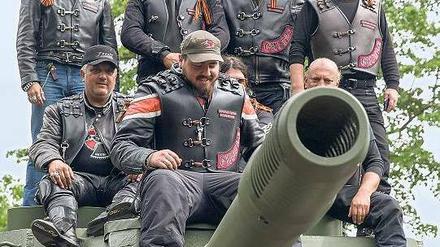 Zielgerichtet. Einige Rocker haben es geschafft – nach Berlin und hinauf auf einen alten russischen Panzer.