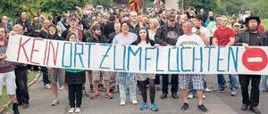 Sorgenbürger. Bei dieser Kundgebung gegen das Flüchtlingsheim in Freital nahm die Polizei drei Demonstranten fest, unter anderem wegen rechter Parolen. 