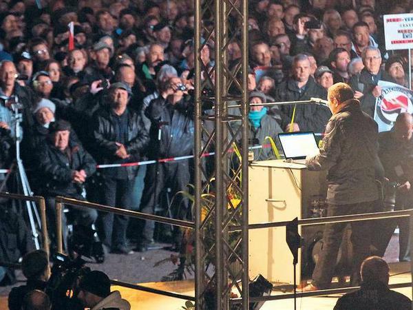 Im Dunkeln. Akif Pirinçci auf dem Theaterplatz in Dresden – als Redner vor rund 10 000 Anhängern von Pegida.