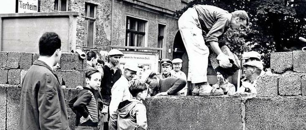 Grenzerfahrung. Am 15. August 1961 beobachtet Georges Schulze, damals 14 Jahre alt, den Bau der Berliner Mauer – und stemmt die Hände in die Hüfte.