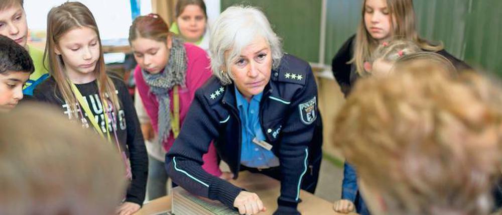 Die Schwächsten im Blick. Polizistin Astrid Wickert unterrichtet seit 1999 in Berlin. Sie sagt: „Vieles von dem, was ich erlebe, lässt sich nur mit Verrohung beschreiben.“