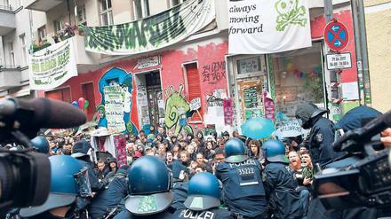 Polizei bei der Räumung der "Friedel 54" in Berlin-Neukölln