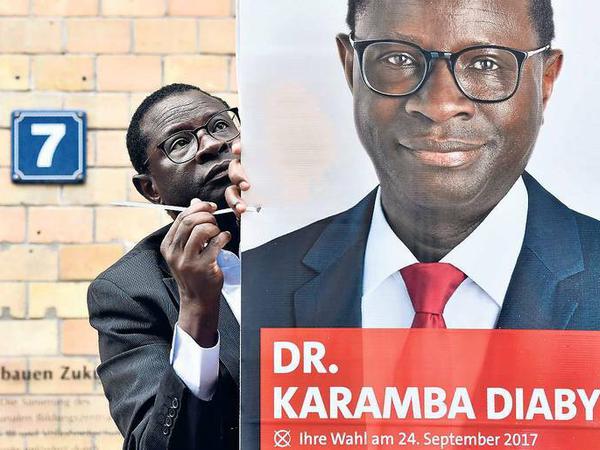 Auf der Bildfläche. Durchaus freudig spricht Karamba Diaby von den vielen unzerstört gebliebenen Wahlplakaten mit seinem Konterfei.