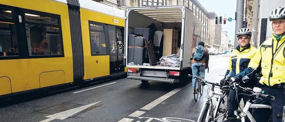 Umgezogen. Diesen Lieferwagen haben die Fahrradpolizisten Nadine Hartung und Carsten Baß vom Fahrradstreifen auf die Autospur geschickt.