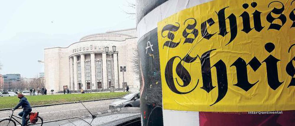 Im Stil der Straße. Schon seit Monaten werden Plakate der Volksbühne von Dercon-Gegnern mit dem Schriftzug „Tschüss Chris“ überklebt.