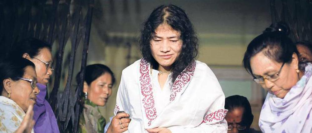 Lichtgestalt. Als Irom Sharmila aus einem Gefängniskrankenhaus in Manipur entlassen wird, begrüßen ihre Unterstützer sie ehrfürchtig.
