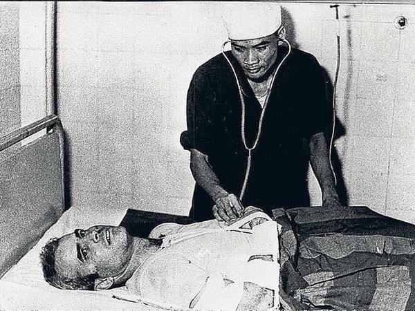 Der verletzte McCain wird 1967 von einem Vietcong-Arzt untersucht.