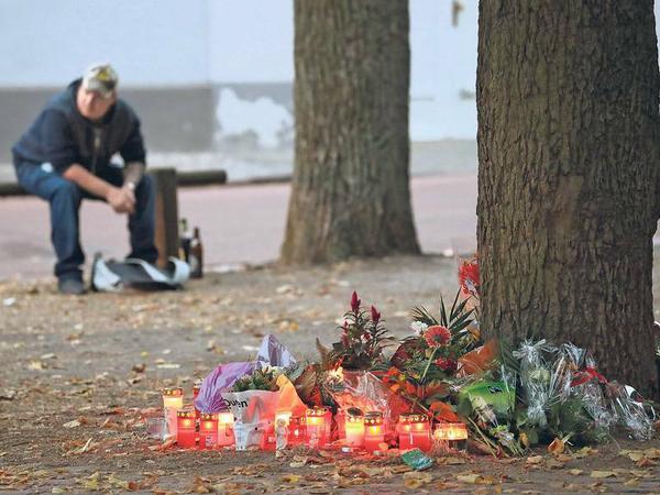 Blumen und Kerzen am Tatort erinnern an Markus B. Seiner in Ruhe zu gedenken, war in den vergangenen Tagen in Köthen fast unmöglich.