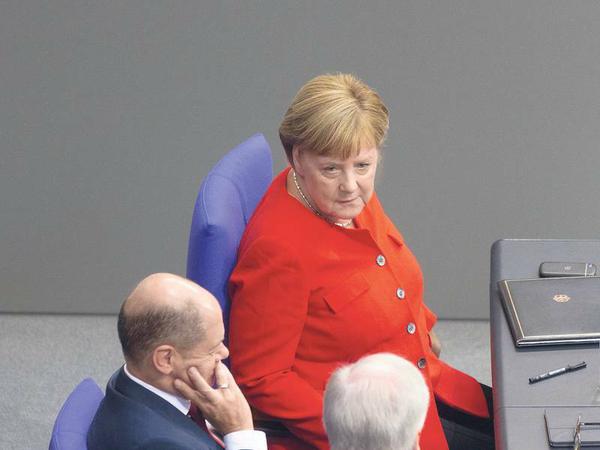 Eine Form der Einsamkeit. Horst Seehofer mit Kanzlerin Angela Merkel und Vizekanzler Olaf Scholz.