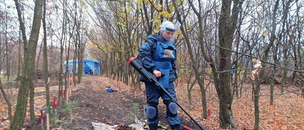 Minensucher im Donbass.