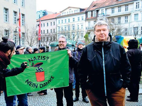 Nachbarschaftshilfe. Nach dem Anschlag bekamen Buchhändler Heinz Ostermann und die anderen Opfer viel Zuspruch - zum Beispiel bei einer Solidaritätskundgebung vor dem Neuköllner Rathaus.