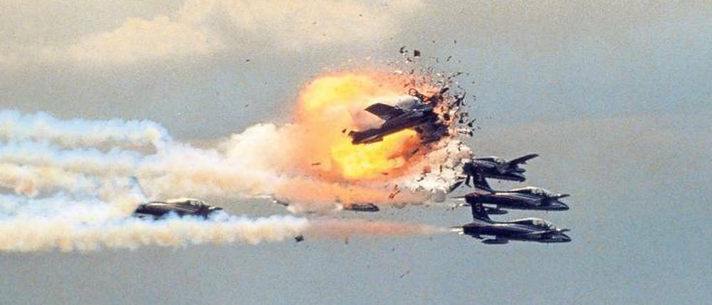 Fatales Kunststück. Am 28. August 1988 stießen italienische Militärjets bei einer Flugshow auf dem Nato-Luftwaffenstützpunkt Ramstein zusammen, einer stürzte in die Zuschauermenge.