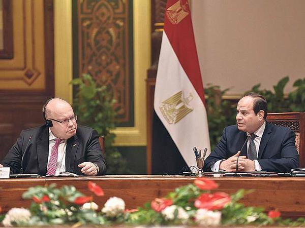 Peter Altmaier diskutiert mit Abdel al Sisi.