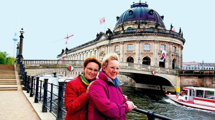 Fernbeziehung. Hier am Berliner Bode-Museum fanden Annelie Herkenrath (rechts) und Elke Krause vor 52 Jahren zueinander.
