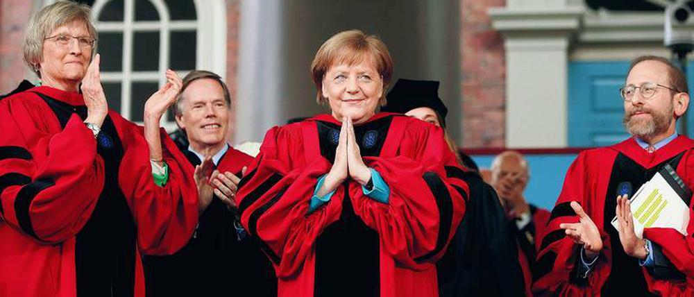 Cum laude. Angela Merkel redet über Protektionismus, Klimawandel, Lügen, Mauern – wer denkt da nicht sofort an Donald Trump? 