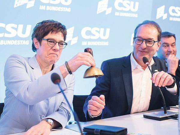 CDU-Chefin Kramp-Karrenbauer, hier mit CSU-Landesgruppenchef Dobrindt, will die jüngsten Äußerungen aus Bayern nicht als Attacke verstanden haben.