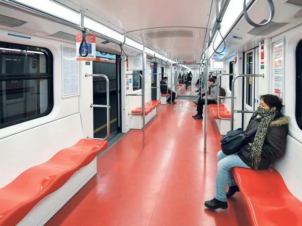 Wo sich sonst die Menschen drängeln, gibt es derzeit viel Platz - wie in den U-Bahnen Mailands.