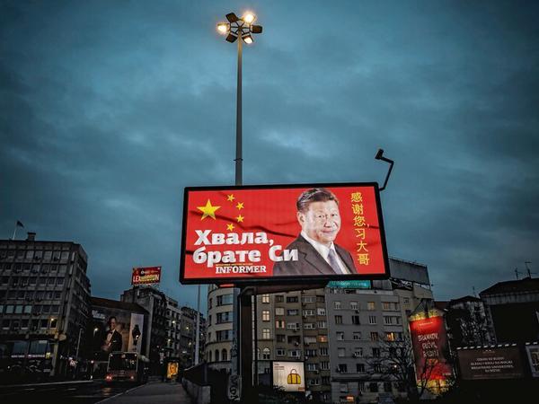 "Danke, Bruder Xi" steht auf einem Plakat, das in Serbiens Hauptstadt Belgrad hängt.